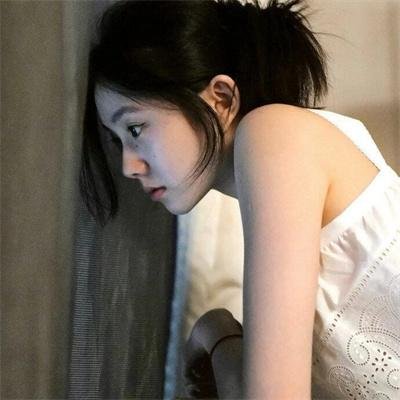 高墙、黑色与帅小伙